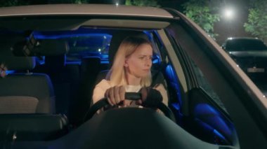 Stresli Kafkasyalı iş kadını kadın iş kadını kadın otomobil şoförü polis ışıklarında durdu siren çaldı tehlikeli bir trafik kazası sigortası gece geç saatlerde otomobilde sürüyordu.