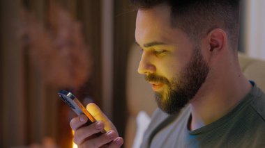 Kafkasyalı kullanıcı cep telefonu, akıllı telefon, cep telefonu, erkek gece yarısı cihaz, siber ekran, dokunmatik ekran, internet, uykusuzluk bağımlısı yatak odasına bağlı.