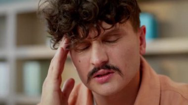 Kafkasyalı hasta, erkek, işadamı, işadamı, tasarımcı, tasarımcı, baş ağrısı, yorgun, bitkin, iş adamı, baş ağrısı, migren ağrısı, sağlık sorunu.