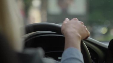 Tanımlanamayan kadın, iş kadını, kadın, otomobil sürücüsü, trafik sıkışıklığı testi, araba kullanma, araba kullanma, direksiyon kirası, modern ulaşım aracı otoyolu.