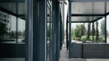 Beyaz adam 30 'lu yaşlarda yetişkin işadamı resmi işveren iş adamı yatırımcı emlakçı yönetici cep telefonu konuşmaları şehir merkezindeki telefon konuşmaları ofis binasına geliyor.