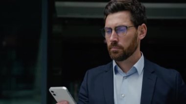 Erkek ofis ajanı kendine güvenen beyaz iş adamı 30 'lu yaşlarda resmi takım elbiseli yatırımcı girişimci patron şehir içinde yürüyen iş geliştirme işvereni açık havada cep telefonu kullan ve dışarı çık.