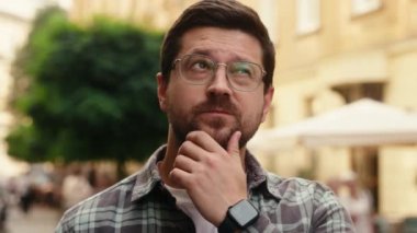 Kafkasyalı zeki adam düşünceli iş adamı. Düşünen erkek turist. Düşünen açık hava adamı.