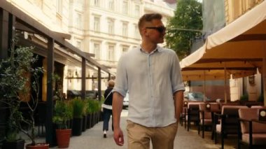 Beyaz, kendine güvenen erkek, işadamı, stil sahibi zengin gezgin, gülümseyen, şehir kafelerine giden, moda gözlüklü turist yaz tatili seyahat sigortası.