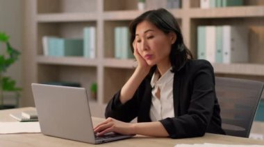 Asyalı, yetişkin iş kadını Çinli, iş kadını kadın, kadın işveren, sıkıcı online iş, dizüstü bilgisayar, yorgun, sıkılmış Japon bayan üzgün, ilgisiz, ofiste yorgunluk, aşırı çalışma.