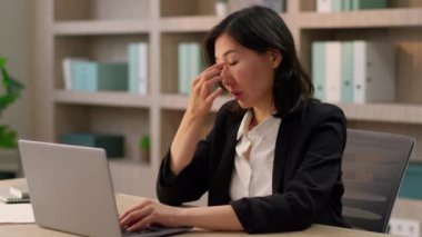 Asyalı iş kadını iş kadını ofis bilgisayarında dizüstü bilgisayar çalışıyor Çinli Japon kadın baş ağrısı yorgun yorgun yorgun Koreli kadın sağlık sorunu, görme bozukluğu, kaşıntılı gözler zorluğu çekiyor.