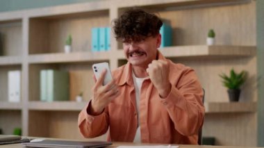 Öfkeli iş adamı Kafkasyalı erkek yatırımcı ofisteki cep telefonunu kullanarak bahis oynuyor üzgün öfkeli öfke çığlığını at akıllı telefon mesajı kötü haber cep telefonu arızası