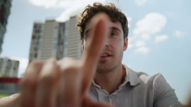 Beyaz erkek erkek erkek şehri kamera ekranına bakıyor dokunmatik ekran görüntüsü kayıyor ön arayüzü kaydırıyor fütürist siber uzay jesti kaygan iş adamlarına dokunuyor