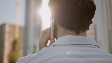 Kafkasyalı erkek, erkek, işadamı, girişimci, işçi, işçi, cep telefonu, cep telefonu, telefon görüşmeleri, tanınmayan sohbet şehirleri, telefon konuşmaları, iş yerleri bilinmiyor.