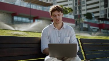 Sohbet diyalogları konuşan beyaz bir adam internette dizüstü bilgisayarla konferans videosu görüşüyor. İş adamı blog çalışanı, erkek adam şehrini arıyor. Hoparlör, web kamerası, sanal iş dünyası.