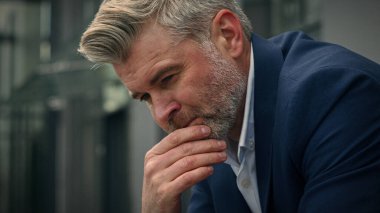 Olgun kaygılı Kafkasyalı üzgün iş adamı depresif iş adamını strese soktu. Problemin ne olduğunu düşündü. Baş ağrısı, migren, stres, şehirde umutsuz bir işveren.