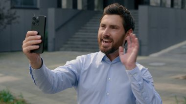 Şehirdeki Sanal Sohbet Akıllı Telefon konferansında cep telefonu görüntüsü. Kafkasyalı orta yaşlı iş adamı yetişkin işadamı. İşveren erkek girişimci.