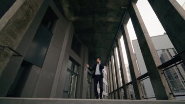 Acele eden Kafkasyalı orta yaşlı işadamı acele iş yerine koşuyor geç çalışan işveren erkek girişimci şirkete yakın bir yerde cep telefonu sorunu konuşuyor.