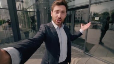 Web kamerası görüntüleme video görüntüsü şehrin sanal sohbet konferansında vlog Kafkasyalı orta yaşlı iş adamı yetişkin işadamı işveren erkek girişimci vlog ofis binası hakkında konuşuyor