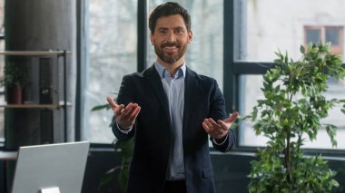 Yakın plan beyaz sakallı adam kameraya bakıyor ve gülümsüyor başarılı, olgun iş adamı CEO 'su profesyonel yönetici kapalı mekan erkek iş portresi pozu veriyor.