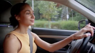Afrikalı Amerikalı sürücü kadın iş kadını güvenli araba sürücüsü otomobil şoförü otomobil sürücüsü elektrikli taşıma aracı test sürüşü araç sürüşü araç kiralama servisi araba kullanan kendinden emin kadın.
