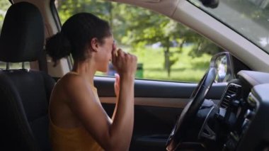 Mutlu Afrikalı Amerikalı kadın iş kadını gülümseyen, el çırpan, el çırpan, el çırpan kadın araba sürücüsü, yeni araba sürücüsü, tezahüratlarını kutluyor.