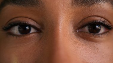 Koyu renk gözleri kapatın, Afro-Amerikan kadın kadın yüz görüşü, iş kadını görüş açısı, kameraya bakın, makyaj, sağlık, ilaç, lazer düzeltme, iş görüşü, şehir manzarası.