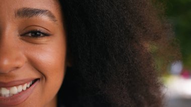 Yarım yüzlü, genç, Afro-Amerikalı, dişlek, dişlek, mutlu, kadın, ifade, duygu, güzellik, bayan iş kadını, detaylar, kozmetik makyaj, gülüş, pozitif, temiz ten.