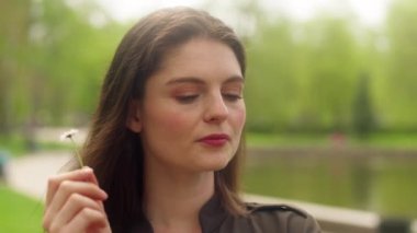 Beyaz kadın papatya çiçeği kokluyor hafta sonu rahatlama dinlenme parkı şehir dışında eğlence kızı kadın özgürlük çiçekli çayırın tadını çıkarıyor çiçek açan çiçek açan bitki kokusu