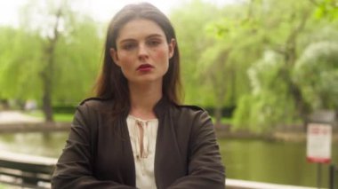 Ciddi kadın reddediyor. Karşı çıkan kız reddediyor. Reddediyor. İtiraz ediyorum.