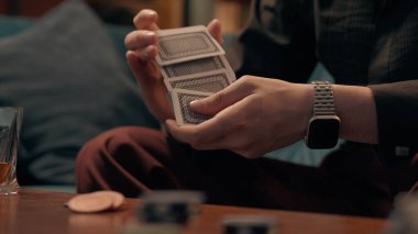 Tanımlanamayan Kafkasyalı adam, krupiye, krupiye, erkek el çabukluğu, kağıt karıştırma, kart karıştırma, oyun stratejisi, poker oynama, kumarhane içinde kumar oynama. Kumar bağımlılığı
