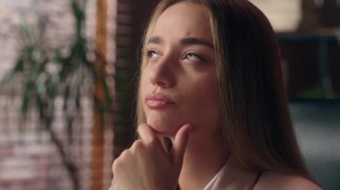 Düşünceli, düşünceli, Kafkasyalı iş kadını, kadın, iş kadını, genel sekreter, kafa karıştırıcı sorunların çözümünü ofis odasındaki beyin fırtınası planında düşünen kafa karıştırıcı yönetici.