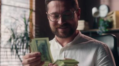 Beyaz adam, patron, muhasebeci, girişimci gülümseyen para yığını, nakit para, banknotlar maaş alan işçi, işadamı, ofis bütçesi hesaplayan iş adamları.