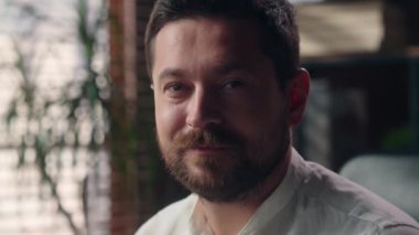 Neşeli Kafkasyalı iş adamı mutlu işçi adam ajan müdür portresi orta yaşlı erkek CEO ofis kamerasına bakıyor gülümseyen girişimci liderliği finans ticaret şirketi