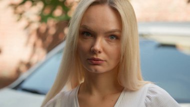 Kendine güvenen Kafkasyalı kadın alıcı kiralama hizmetleri müşterisi kadın araba şoförü araba sahibi kız araba sahibi şehir dışındaki sokak kiralama otomobil test sürüşü satın alan kameraya bakıyor.