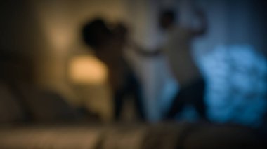 Kızgın adam kadın kavgasını yendi aile içi şiddet mağduru sosyal sorunlar sarhoş koca şiddeti gece yatak odasında karısını döven bulanık görüş