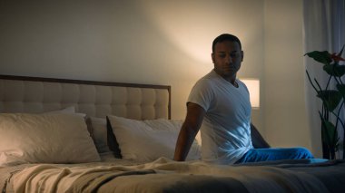 Birkaç aile içi ilişki sorunu yanlış anlaşılma Afrika kökenli Amerikalı kadın, eş, üzgün koca, özür dilerim sakin bir şekilde yattığım için özür dilerim.