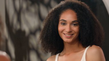 Ayna yansıması güzel Afro-Amerikalı kadın kadın kıvırcık saçlar, saç stili, sabah güzellik şampuanı, kamera flörtüne göz kırp.
