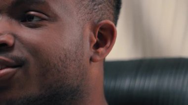 Fütürizm Afro-Amerikan etnik erkek adam beyaz fütüristik odada kapalı siber uzay modern teknoloji kablosuz kulaklık taktı müzik dinledi müzik dinledi ses çevrimiçi radyo