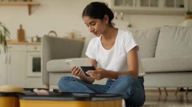 Hintli Hintli kadın Arap bayan. Seyahate çıkmak için akıllı telefon siparişleriyle hazırlan. Cep telefonu siparişleri al.