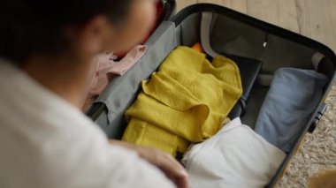 Hintli kadın Hintli kız Arap kadın seyahat için hazırlanıyor valizli yaz şapkası valizli tatil seyahati iptal edildi uçuş biletleri tutuluyor tatil balayı seyahatleri kontrol ediliyor