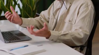 Hayal kırıklığına uğramış, hayal kırıklığına uğramış, hippi, çok ırklı, erkek, iş adamı, iş adamı, iş adamı, girişimci, video konferansından, sohbet laptopundan bahsediyor.