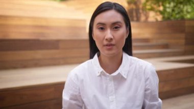 Şok olmuş Asyalı Koreli Çinli kadın duygular ağzı açık kalmış iş kadınlarını hayrete düşürmüş öğrenci şoku dışında iş kadınlarını hayrete düşürmüş Vay canına beklenmedik haber çalışanı kasabası