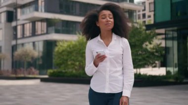 Afro-Amerikalı Koreli kadın iş kadınları iş kadınları geç saate kadar beklemeli cep telefonlu iş arkadaşları hoşnutsuz patron yönetmenle tanışmalı geç kalan kadınlar şehir dışına çıkmalı