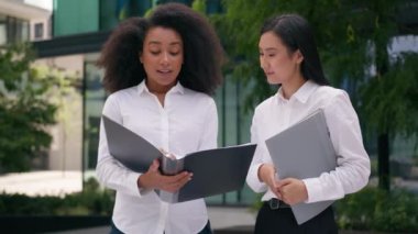 Afro-Amerikan kadın klasör evrakları Asyalı kadınların konuştuklarını gösteriyor iş projesi planı sözleşmesi kadın iş kadınları kurumsal veriler şehir merkezindeki sohbet kızlarını açıklıyor