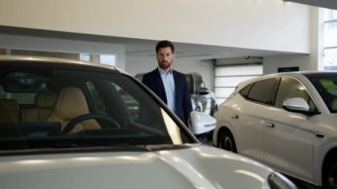 Beyaz adam müşteri alıcısı modern elektrikli araba galerisini seçen erkek işadamı lüks otomobil galerisi galerisi müşterisi alışveriş aracı satın alma hayali satın alma mağazası satın alma hayali