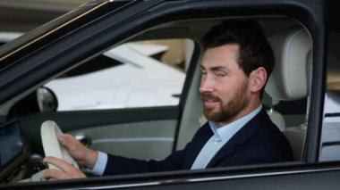 Mutlu, beyaz, erkek, işadamı, otomobil şoförü, gülümse, kamera sahibine bak, araba satın al, araç satın al, araba kirala, iş yeri satın al, test sürüşünün keyfini çıkar.