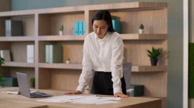 Kendinden emin, Asyalı, iş kadını, kadın, Çinli, Koreli, işçi, öğretmen, sekreter. Ofiste el ele tutuşup kameraya bakıyorlar.