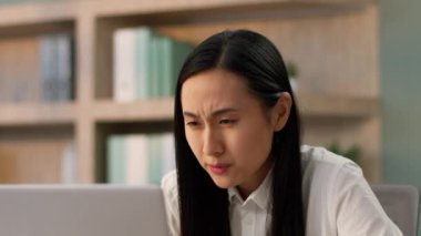 Kafası karışmış Asyalı iş kadını kadın Çinli iş kadını internette çalışan bilgisayar işçisi bilgisayar sorunu büyük bir hata.