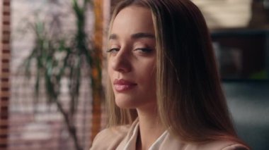 Harika, sakin, Kafkasyalı, uzman, iş kadını, patron, kız, iş kadını, ofis çalışanı, şirket müdürü, sekreter, iş adamı.