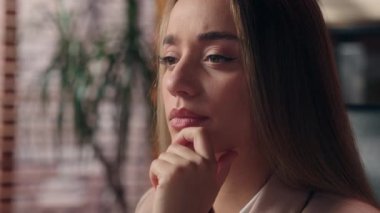 Düşünceli, düşünceli, Kafkasyalı, uzman, kadın, iş kadını, patron, ofis çalışanı, çeneye dokunan, beyin fırtınası yapan, beyin fırtınası yapan, fikir üreten, ev planları yapan, iş kadını.