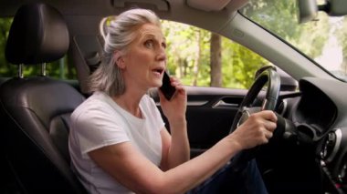 Kafası karışmış, Kafası karışmış, yaşlı, yaşlı, yaşlı, yaşlı bir kadın olgun araba sürücüsü, araba sahibi, büyükannesi otomobil ulaşımında cep telefonuyla konuşan, akıllı telefonlardan konuşan, şehirdeki GPS 'i kaybetmiş.