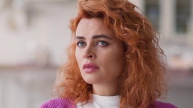 Hüzünlü ruh hali düşünme sorunu üzüntülü keder üzüntüsü kafası karışmış beyaz kadın ev sahibi kameraya bakıyor sağlık kredisi sigortası sorunu olduğunu düşün.