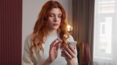 Şok olmuş Kafkasyalı kadın üzgün kadın bak cep telefonu sosyal medya çevrimiçi cep telefonu daktilo kız üzgün ağız bozukluğu yanlış bilgi dolandırıcılığı müşteri para kaybı