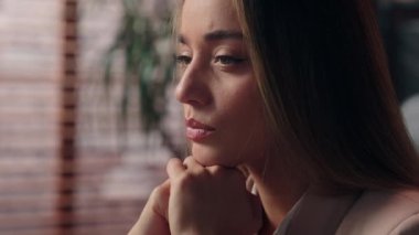 Hüzünlü, düşünceli, beyaz iş kadını, düşünceli iş kadını, düşünceli iş kadını, ofis çalışanı CEO 'su, ifade bozukluğunun işe yaramadığını düşünüyor.